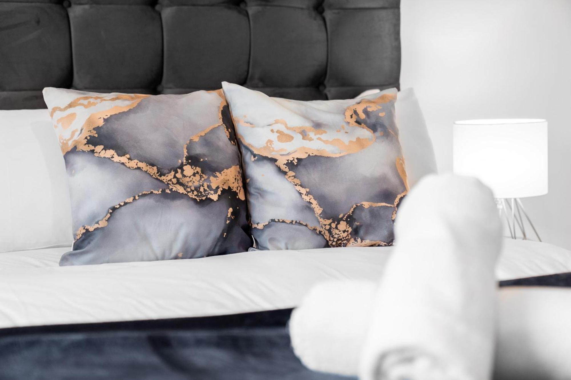 Stylish 2 Bedroom Apartment - Balcony - Secure Parking - Top Rated - 5Mc Birmingham Dış mekan fotoğraf